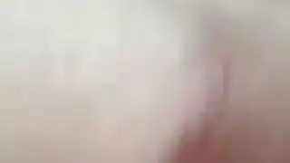 استحمام فردي ساخن مع مراهقة عارية وملابسها الحريرية الداخلية