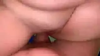 ابن ينيج مه في الحمام