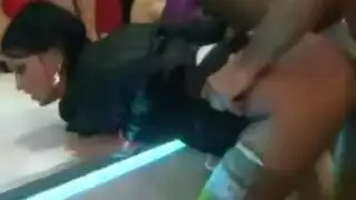 عاهرات مخمورات في جلسة جماعية إباحية مع قضبان سوداء ضخمة