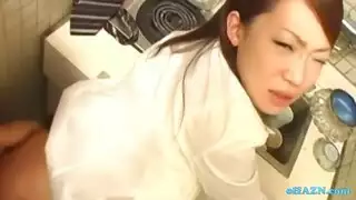 تدريب عنيف للحلق بقضيب كبير وتعذيب الحلمتين