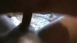 ربة منزل مثيرة معصوبة العينين تتوسل لجنس قاسي من سباك