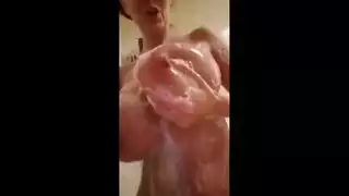 تلعب بأثدائها في الدش اممم اروع جسم ملبن