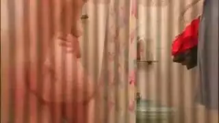 إباحية تجسسية: تسجيل خفي لطالبة عارية في الحمام