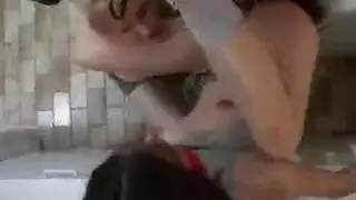 بنت شقرة ترضع زبي