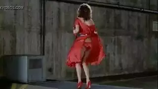 حمراء الشعر المشاغبة تغوي صديق ابنها المهووس لممارسة جنس صعب