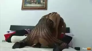 زوجات يقدن مع عشاقهن في مشهد إباحي علني