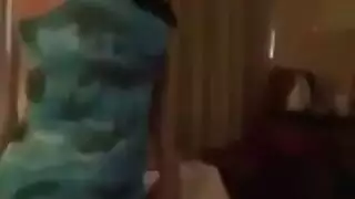 راقصة مسلمة تكشف كل شيء في عرض ساخن في البقعة
