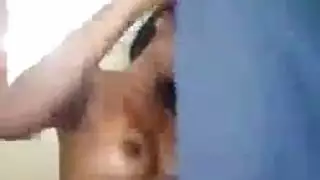 قضيب ثابت يندفع في فرس العاهرة المقنعة المبتلة