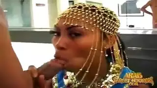 جنس علني قاسي: فتاة عربية تُستعمل في الزقاق