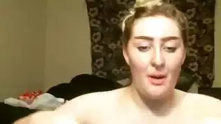 شقراء مراهقة تأخذ قضيب أبيها بعد إثارته بتنورة