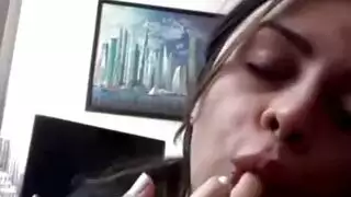 امرأة ناضجة تخضع لإيلاج مزدوج في مشهد اباحي صريح