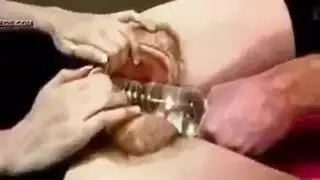 كس مشعر يتم تغسيله بالصابون بواسطة الفاتنة السمراء ثم يتم تمديده بقضيب كبير