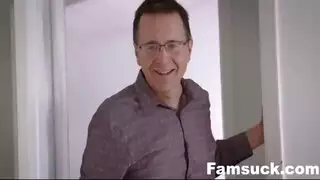 ام تلبس ابنه ملابس بنات