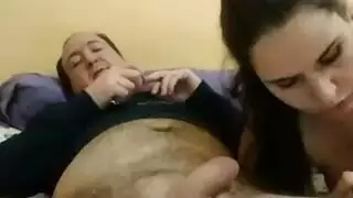 شاهد هذه الجميلة السمراء تفتح فرجها العاري المذهل على مصراعيه
