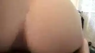 ثُلاثي صريح: امرأتان تمتلئان بقضيب سميك