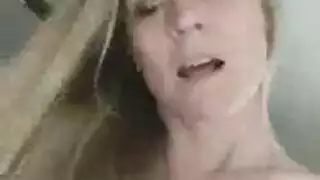 الجمال الناضج يتوسل للحصول على قذف على الوجه