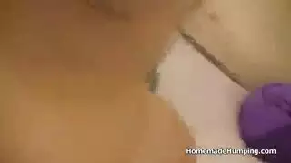 فتاة آسيوية هاوية تبلع قضيبًا ثم تُلعق