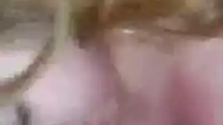 مراهقة مغرية تمص القضيب مثل المحترفين في فيلم إباحي صريح