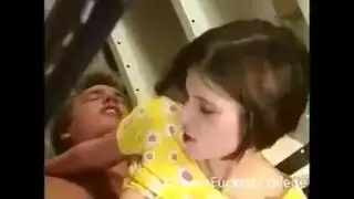 عبادة فم مراهقة: شفاه سمراء تنزلق على قضيب صلب