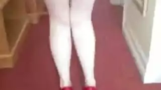 مقطع إباحي: زوجة خبيرة تلعب وحدها