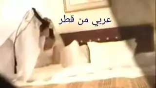 شاب سعودي يفض بكارة عذراء عمانية في ليلة زفافها الإباحية