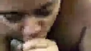 شقراء ذات صدر كبير تمص وتستمني قضيبًا ضخمًا