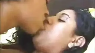 عارضة مثارة تقبيل عميق وخيال مص قضيب
