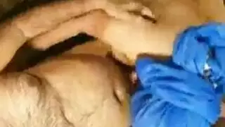 زوج متلصص يشاهد زوجته تحصل على جنس شرجي صارم من عشيق ناضج