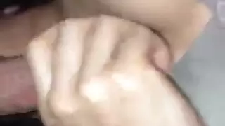 فتاة فمها قذر تمص القضيب الصلب المتفجر للشاعر