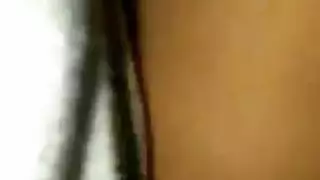 سمراء حارة تبتسم أثناء قذف وجهي في مشهد إباحي