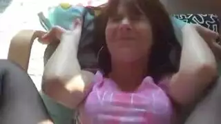 حورية مراهقة تُجرد من ملابسها وتُغطى بالسائل المنوي