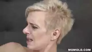 امرأة ناضجة مثيرة تطالب بقضيب شاب قاس