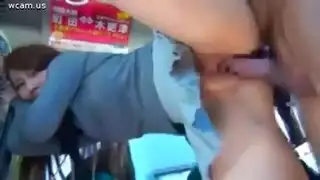 مراهقة يابانية تستسلم لفحل عدواني في فيلم إباحي عنيف