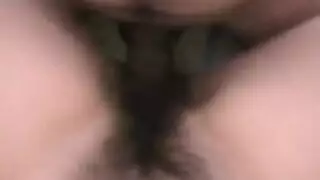 متعة مزدوجة: ركوب قضيب ومشاهدة عرض استمناء مثير