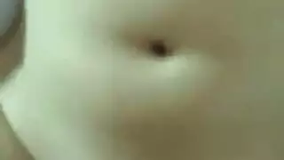 العسل الآسيوي مع الشفاه الوردية ينتشر ساقيها مفتوحة على مصراعيها