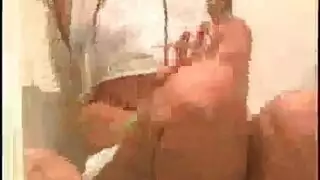 عاشقتان مثلثتان تشاركان قضيبًا ضخمًا من أجل قذف على الوجه