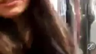 إباحية في مكان العمل: سيدتان تشاركان قضيبًا صلبًا