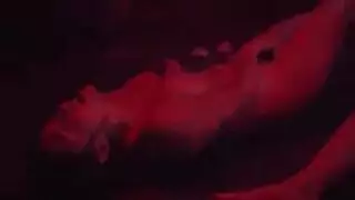 إباحية قوية في الشاحنة: الفاتنة سمراء البشرة تتعرى وتُركب بقوة