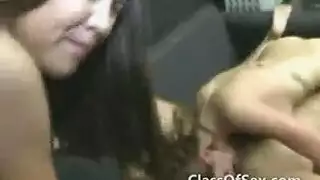 الصديق المفضل ينظم جنسًا جماعيًا مباشرًا لفتاة الكلية الصالحة