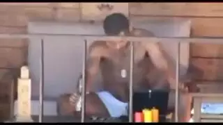 محظوظ يحصل على مص لقضيبه