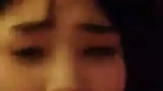 ربة المنزل الشبقية تأخذ قضيب عشيقها الكبير بعمق في كل ثقب متاح