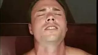 شاب مثلي ينتاك امام اسرته