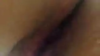 كشف عن أثداء عارية ضخمة على السرير في مقطع صريح