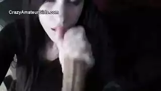 مراهقة تمنح جنساً فموياً عميقاً لرجل محظوظ