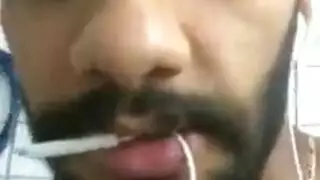 قضيب تقليدي يمدّ فرج سمراء في مشهد إباحي صريح