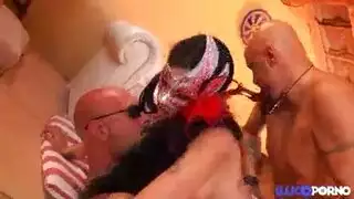 تحت القناع مترجم