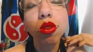 مراهقة مثيرة تفرك بظرها وتئن من أجل أفلام إباحية صريحة