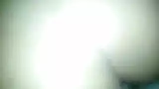 صديقة مثيرة مص قضيبين ثم تتلقى قذفًا داخليًا في فرج ضيق