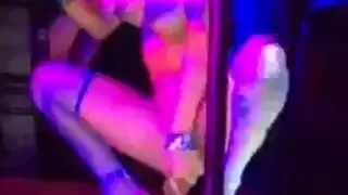 عداء إباحي: عارٍ وبنظارات، يقدم شرجًا عنيفًا