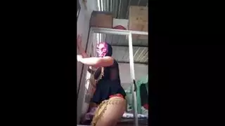 إباحية عربية غريبة: سمراء مقنعة ترقص ثم تأخذ قضيبًا كبيرًا بعمق